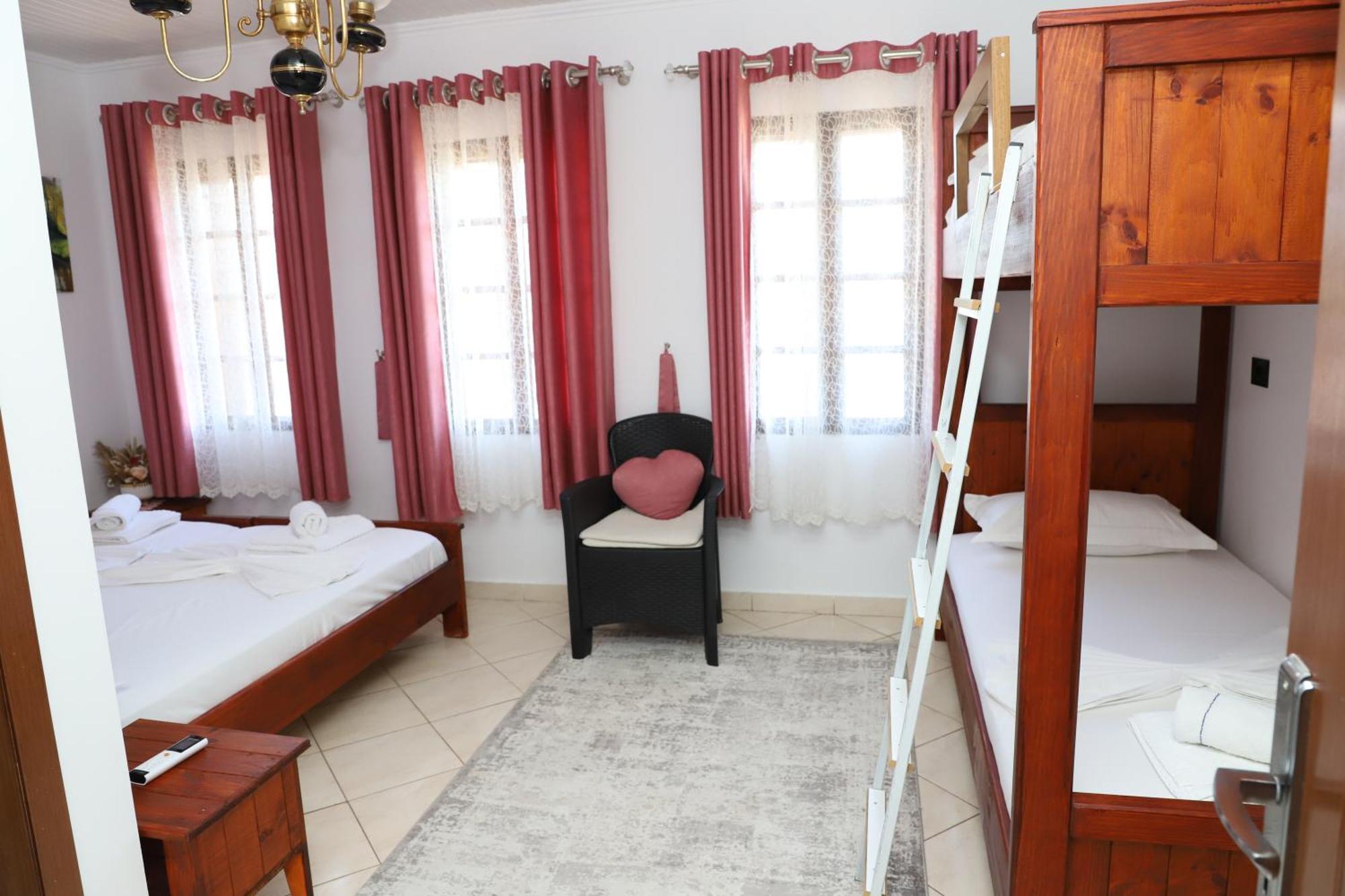 Guest House Lion بيرات المظهر الخارجي الصورة