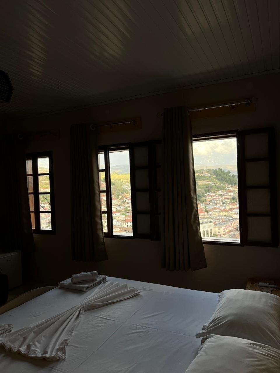 Guest House Lion بيرات المظهر الخارجي الصورة