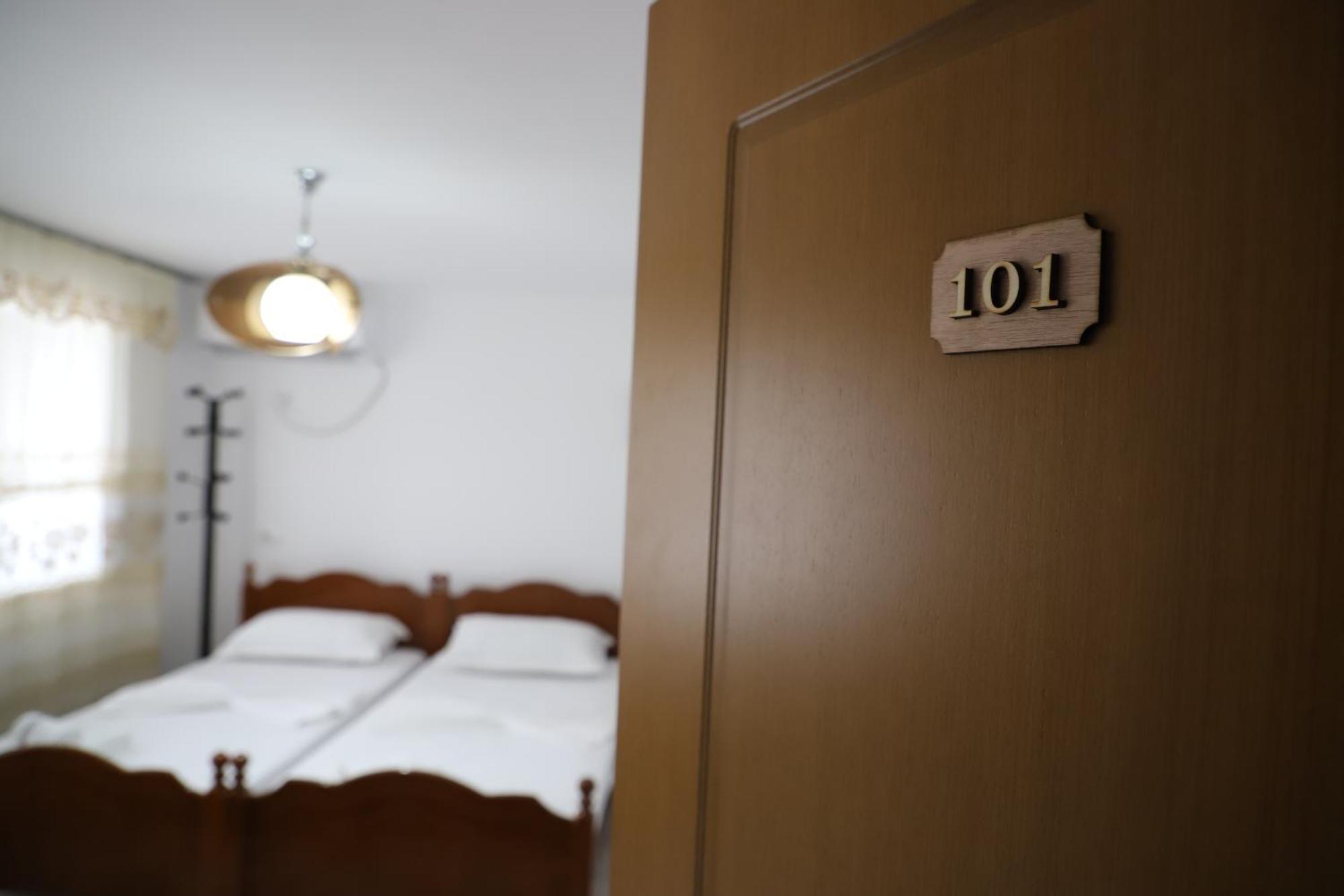 Guest House Lion بيرات المظهر الخارجي الصورة
